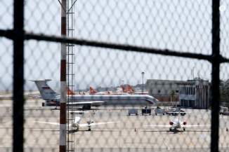 Um avião com a bandeira russa foi visto no aeroporto internacional de Caracas.  Foto: Carlos Jasso/Reuters