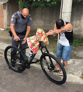 Policiais militares de Jundiaí (SP) se mobilizaram para presentear um entregador de delivery com uma bicicleta nova — Foto: Renato Begalli / Arquivo pessoal