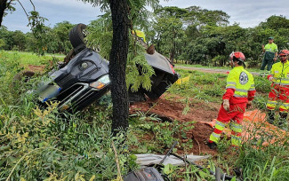 Três pessoas morrem e duas crianças ficam feridas após acidente na BR-364, em Jataí — Foto: Divulgação/CBM GO