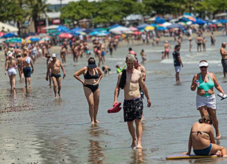 29.11.2020 -- Pessoas lotam praias de Balneário Camboriú, sem máscara, apesar da região Sul viver seu pior momento da pandemia até agora (Imagem: Lucio Rila/Estadão Conteúdo)