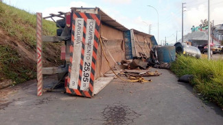 Uma tentativa de assalto a um caminhão terminou com um suspeito morto e duas pessoas feridas na madrugada de hoje, no Recife. (Foto: reprodução)