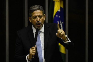 O deputado Arthur Lira discursa durante sessão para eleição dos membros da mesa diretora da Câmara dos Deputados. (Foto: Agência Brasil)