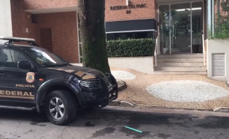 Viatura da PF no condomínio onde reside Zé Eliton