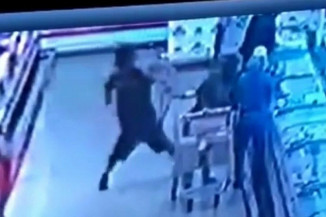 Momento em que homem ataca vítima com uma faca em um supermercado de Valparaíso (Foto: Reprodução)