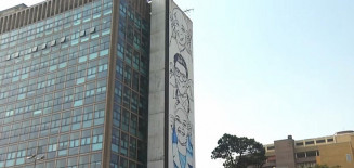 Mural em homenagem aos profissionais da saúde feito na lateral do Incor — Foto: TV Globo/Reprodução