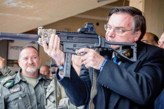 Incentivo à compra de armas de fogo e munições é marca registrada do presidente Jair Bolsonaro (Foto: Reprodução/RBA)