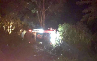 Paciente idosa morre após ambulância cair em ribanceira, na GO-080, em Goiás — Foto: Divulgação/Corpo de Bombeiros