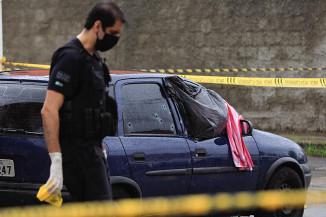 Peritos na cena de duplo homicídio no Riacho Fundo Peritos trabalham na cena do duplo homicídio no Riacho Fundo 2 (Foto: Igo Estrela/Metrópoles)