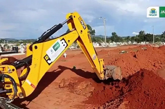 Abertura de covas em Jaraguá (Foto: Reprodução)