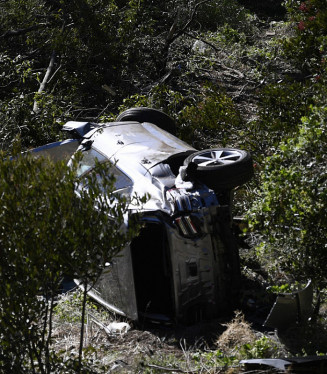 Carro de Tiger Woods tombado fora da estrada na Califórnia — Foto: Patrick Fallon/AFP