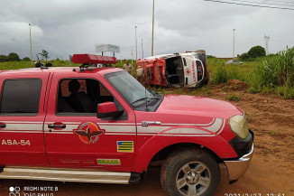 Técnica de enfermagem é arremessada para fora após capotamento de viatura do Samu (Foto: divulgação/Corpo de Bombeiros)