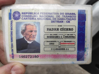 Carteira de habilitação falsa traz nome, foto e ano de nascimento de Padre Cícero, além de números fictícios de RG e CPF — Foto: BPRv-AL