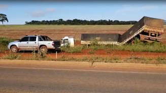 Carreta invadiu pista contrária por motivos ainda não revelados (Foto: divulgação/PRF)