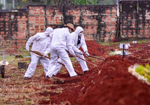 Coveiros, oficiais de Justiça e garis podem entrar no grupo prioritário de vacinação (Foto: Jucimar de Sousa/Mais Goiás)