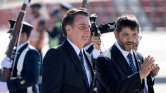 Jair Bolsonaro é recebido por Frank Tresler após chegar em Santiago, no Chile (Foto: MARTIN BERNETTI / AFP)