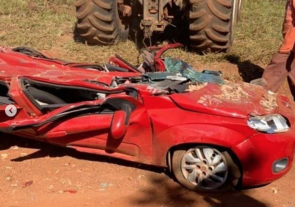 Livramento: Carro vira “pizza” ao ser esmagado por carreta em Alexânia-GO