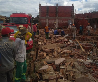 Ainda não se sabe o que provocou a queda do muro (Foto: Divulgação/Corpo do Bombeiros)