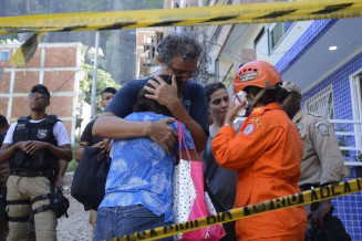 Equipes que atuam na busca e resgate de pessoas após o desabamento dos dois prédios na comunidade da Muzema (Foto: Tânia Rêgo/Agência Brasil)