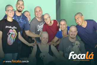 Família raspa cabelo para apFamília raspa cabelo para apoiar mulher com câncer — Foto: Rae Victor Ferraz/Arquivo Pessoaloiar mulher com câncer — Foto: Rae Victor Ferraz/Arquivo Pessoal