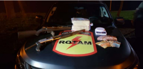 Polícia apreende fuzil e prende três pessoas envolvidas com tráfico em Formosa e Valparaíso