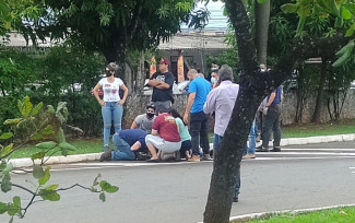 Idosa sofre infarto e morre enquanto fazia aula prática de direção no Detran de Goiânia, Goiás — Foto: Reprodução/TV Anhanguera