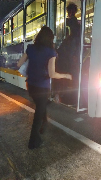 Suzane é flagrada em ônibus voltando da faculdade para presídio em Taubaté — Foto: Reprodução/O que podemos fazer para melhorar Taubaté