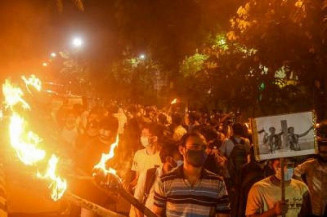 Estudantes carregam tochas enquanto gritam palavras de ordem contra a violência sexual no país, em Calcutá, em 7 de outubro passado: uma mulher indiana é violentada a cada 18 minutos - (foto: Dibyangshu Sarkar/AFP)