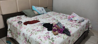 Pais e bombeiros entraram no quarto várias vezes, mas não encontraram a menina embaixo dos travesseiros — Foto: Corpo de Bombeiros