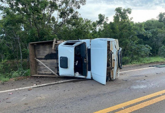 Corpo de Bombeiros e Polícia Militar de Niquelândia no atendimento do acidente no Anel Viário, na tarde desta quinta-feira/2 [Foto: Divulgação/PM]