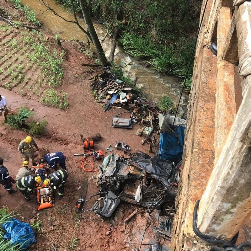 Equipes dos bombeiros resgatam ocupantes de veículo que caiu da ponte na BR-060 (Foto: PRF/ Divulgação)