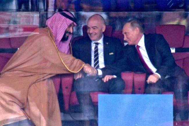 O príncipe da Arábia Saudita Mohammed bin Salman cumprimenta o presidente russo Vladimir Putin nas triibunas do estádio Luzhniki, em Moscou, durante a Copa do Mundo de 2018 Reprodução/Twitter
