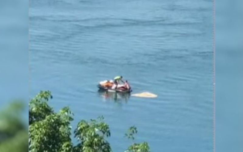 Momento em que sobrevivente é resgatado por piloto de moto aquática — Foto: Reprodução/TV Anhanguera