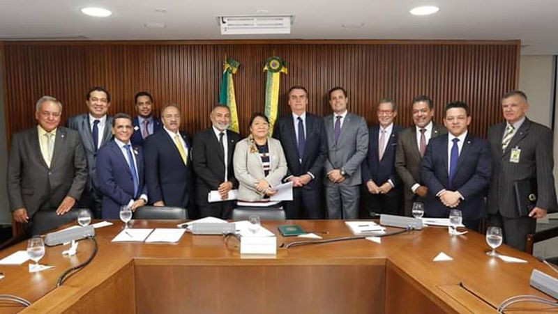 Deputada Joênia Wapichana (Rede) em reunião com ministros, deputados de Roraima e o presidente Jair Bolsonaro (PSL) — Foto: Divulgação