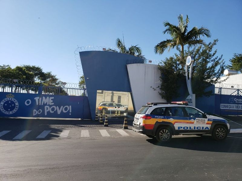 Operação de busca e apreensão também acontece na Toca da Raposa 2 — Foto: Thaís Leocádio/G1