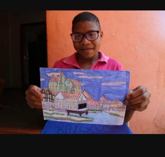 Kayque vende seus desenhos no portão de casa para ajudar a família e comprar telas. Foto: Arquivo Pessoal